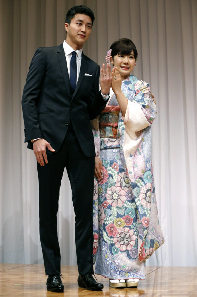 일본의 리우올림픽 여자탁구 동메달리스트 후쿠하라 아이와 대만 올림픽 탁구대표 치앙헝치에가 21일(현지시간) 일본 도쿄에서 기자회견을 열고 결혼 발표를 하며 결혼반지를 보여주고 있다. AP 연합뉴스