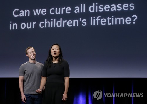 질병 퇴치를 위한 30억 달러 기부 계획을 발표한 마크 저커버그 페이스북 최고경영자(CEO)와 그의 아내인 소아과 의사 프리실라 챈. AP 연합뉴스