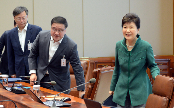 박 대통령 수석 비서관 회의 입장