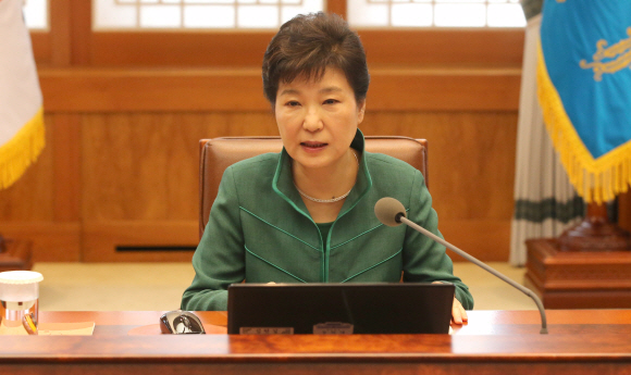 박근혜 대통령이 22일 오전 청와대에서 열린 대통령 주재 수석 비서관회의에서 모두 발언을 하고 있다. 안주영 기자 jya@seoul.co.kr