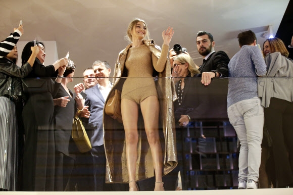21일(현지시간) 이탈리아 밀라노에서 열린 막스마라가 주최한 2017 봄/여름 패션 행사에서 모델 지지 하디드가 팬들을 향해 손을 흔들고 있다.<br>AP 연합뉴스