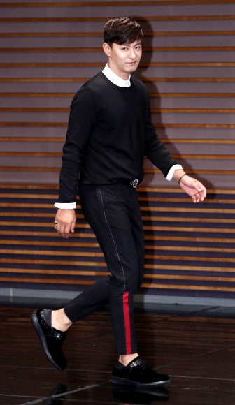 배우 주진모가 22일 오후 서울 마포구 MBC에서 열린 드라마 ’캐리어를 끄는 여자’ 제작발표회장에 들어서고 있다.<br>연합뉴스