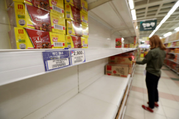 비어있는 컵라면 진열대