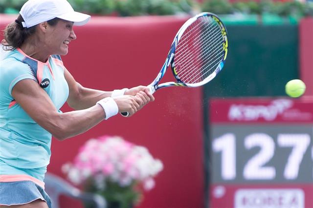 모니카 니쿨레스쿠(루마니아)가 22일 여자프로테니스(WTA) 투어 코리아오픈 단식 16강전에서 힘차게 스매싱을 하고 있다. 코리아오픈 조직위원회 제공