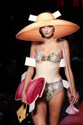한 모델이 22일(현지시간) 이탈리아의 밀라노에서 열린 ‘모스키노’의 2017년 봄/여름 패션쇼에서 런웨이를 걷고 있다.<br>2016.9.22. 사진=AP 연합뉴스