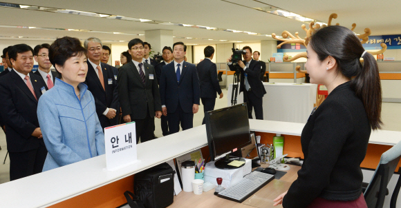 23일 박근혜 대통령이 중구 세종대로에 중앙 서민금융통합지원센터 개소식에 참석해 현장둘러보고 있다.  안주영 기자 jya@seoul.co.kr