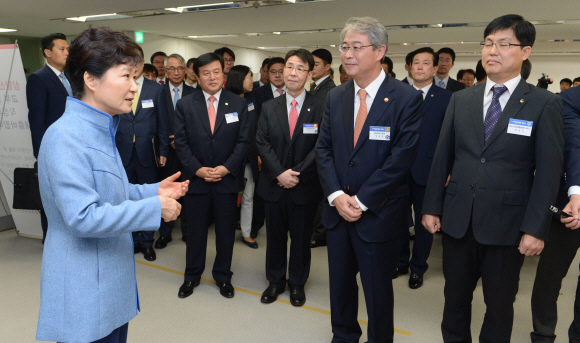 23일 박근혜 대통령이 중구 세종대로에 중앙 서민금융통합지원센터 개소식에 참석해 정순호 센터장으로 부터 현장 보고를 받고 있다.  안주영 기자 jya@seoul.co.kr