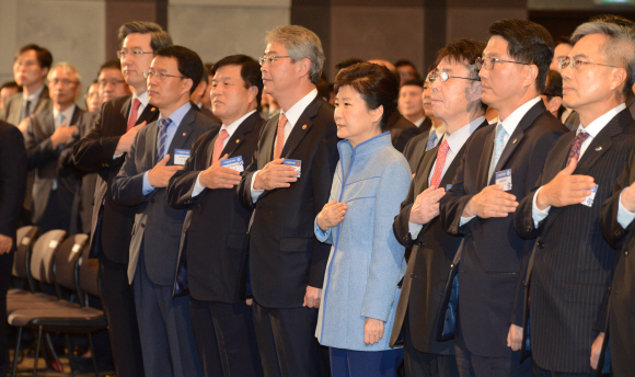 23일 박근혜 대통령이 중구 세종대로 프레스센타에서 열린 서민금융진흥원 출범식에 참석해 국민의례를 하고있다.  안주영 기자 jya@seoul.co.kr