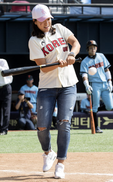 에비앙 챔피언십에서 우승한 전인지가 23일 오전 서울 잠실야구장에서 열린 2016 정기 연세·고려대학교 친선경기대회 야구 경기에서 시타를 하고 있다.  연합뉴스