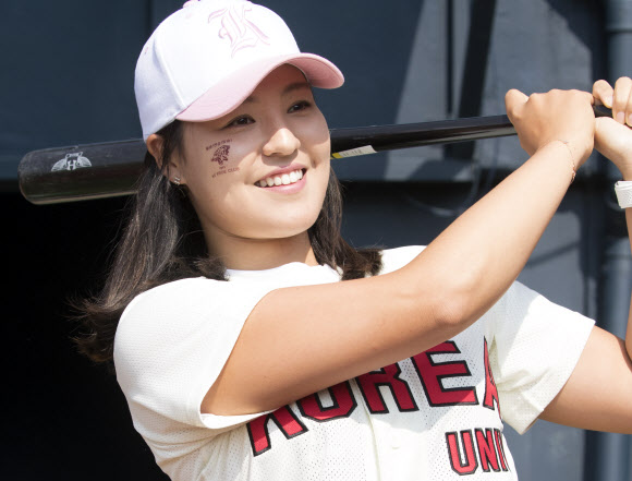 에비앙 챔피언십에서 우승한 전인지가 23일 오전 서울 잠실야구장에서 열린 2016 정기 연세·고려대학교 친선경기대회 야구 경기에서 시타에 앞서 취재진의 요청에 배트를 휘두르고 있다.  연합뉴스