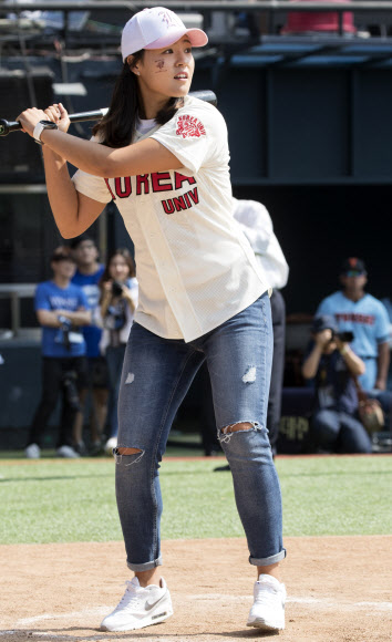 에비앙 챔피언십에서 우승한 전인지가 23일 오전 서울 잠실야구장에서 열린 2016 정기 연세·고려대학교 친선경기대회 야구 경기에서 시타를 하고 있다. 연합뉴스