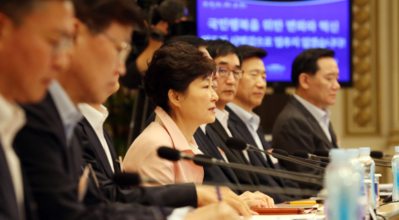 박근혜 대통령이 24일 오후 청와대에서 열린 2016년 장 차관 워크숍에 서 모두발언을 하고 있다. 청와대사진기자단