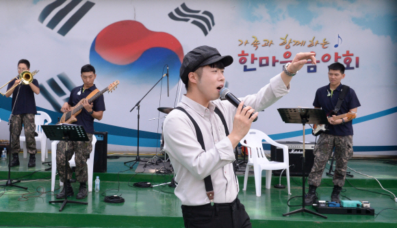 논산 연무회관 광장에서 가수 이경록과 록밴드의 열정적인 무대가 펼쳐지고 있다.