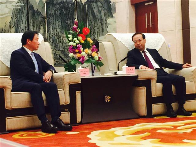 최태원(왼쪽) SK그룹 회장이 지난 24일 중국 충칭의 유에라이 국제콘퍼런스센터에서 쑨정차이 충칭시 당서기와 만나 상호 경제협력 방안에 대해 이야기를 나누고 있다. SK 제공