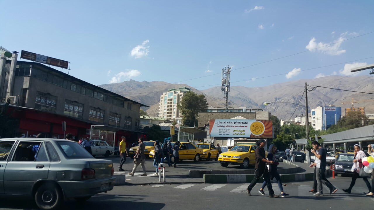 테헤란 근교의 토찰산을 배경으로 들어선 동네 표정. 멀리서 보나 안에서 보나 척박하기 이를 데 없다. 