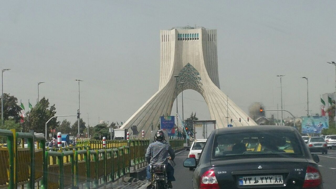 박물관을 돌아보고 약간의 쇼핑을 한 뒤 공항으로 출발하기 위해 호텔로 돌아오던 길에 테헤란의 랜드마크 중 하나인 아자디 타워를 담았다. 