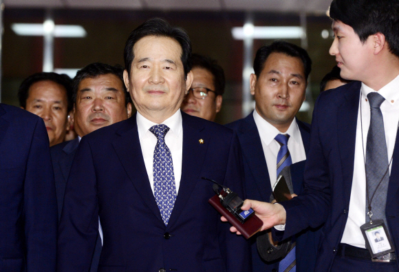 새누리당의 사퇴 요구로 정치적 압박을 받는 정세균 국회의장이 26일 국회 본청 의장실로 출근하고 있다.  이종원 선임기자 jongwon@seoul.co.kr