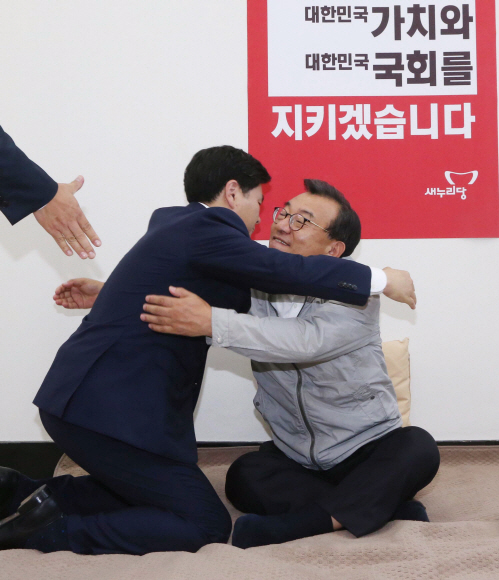 김재수 농림축산식품부 장관 해임건의안 처리와 관련해 정세균 국회의장 사퇴를 요구하며 단식농성에 들어간 이정현 새누리당 대표가 26일 오후 국회 대표실에서 의원들의 지지방문을 받고 지상욱 의원과 포옹하고 있다. 이종원 선임기자 jongwon@seoul.co.kr