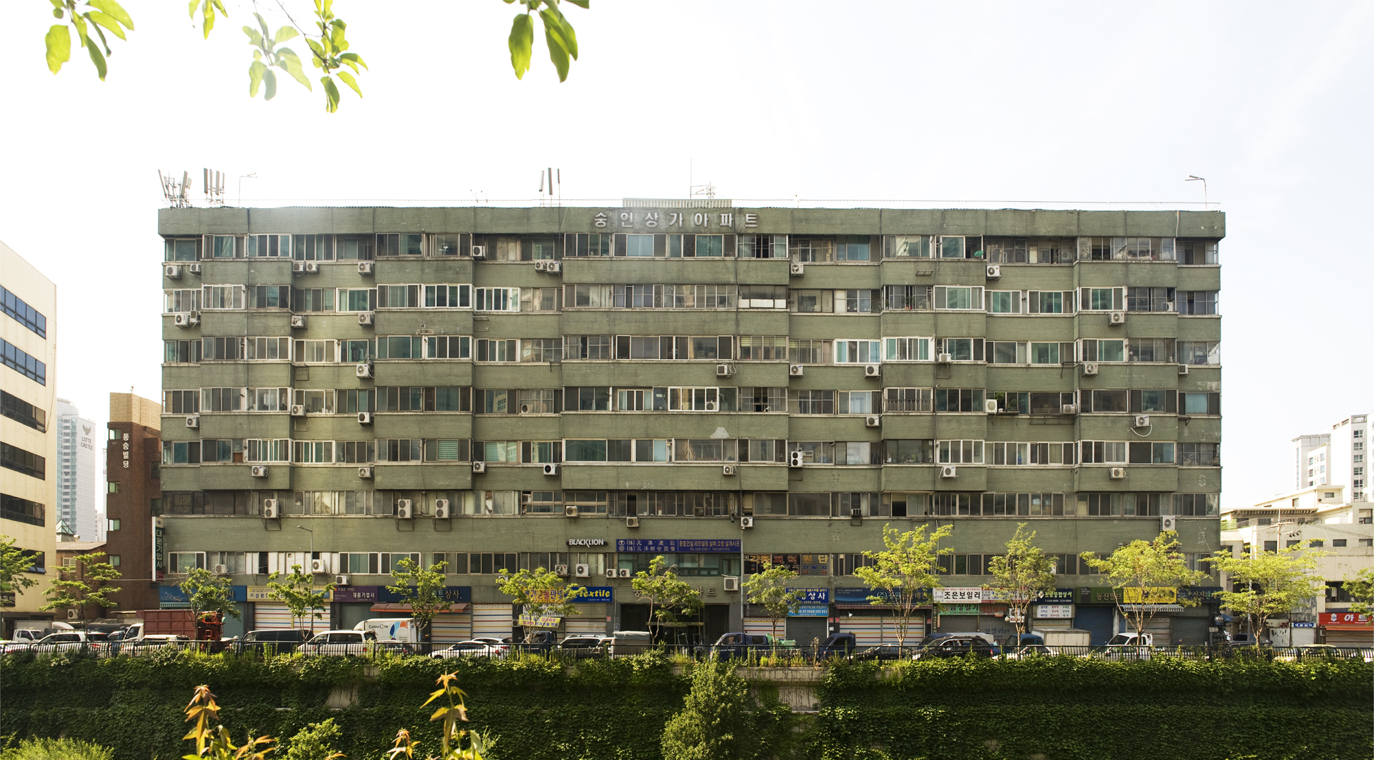 숭인 상가아파트 전경. 중후장대한 건물이다. 건축가 황두진 제공