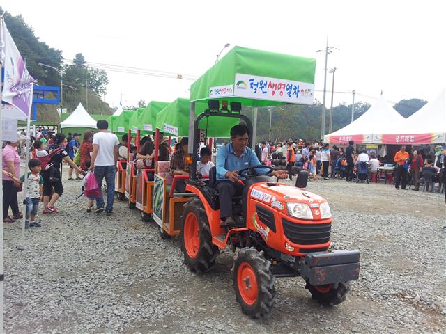 청원생명축제 명물 트랙터 ‘생명열차’