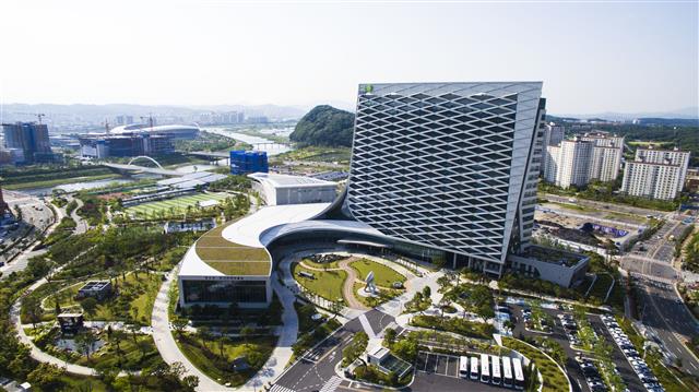 ‘LH 패스파인더’라는 미래 인재상을 설정한 한국토지주택공사(LH)의 경남 진주 본사 전경. LH 제공