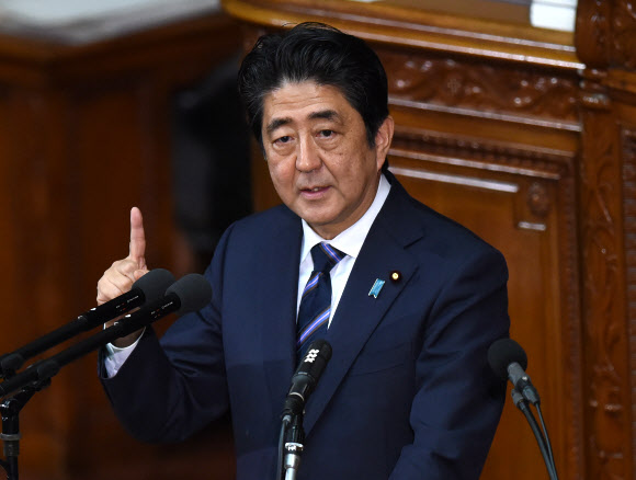 아베 신조(安倍晋三) 일본 총리가 위안부 피해자에 사죄 편지를 보내는 문제에 대해 “우리는 털끝만큼도 생각하지 않고 있다”고 말해 논란이 되고 있다.  도쿄 AFP 연합뉴스