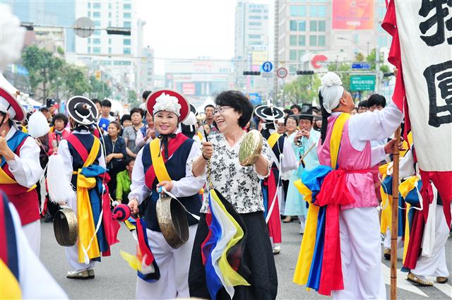 홍미영 부평구청장이 부평풍물공연단과 어울려 꽹과리를 치고 있다.<br>부평구 제공