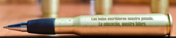 콜롬비아 내전 종식을 위한 평화협정 서명식에 26일(현지시간) 사용된 펜. 실제 내전에서 사용된 탄피로 만든 펜 손잡이에는 “총알은 우리의 과거를 기록했다. 교육은 우리의 미래다”라는 문장이 스페인어로 적혀 있다. 이란 프레스 TV캡처 연합뉴스