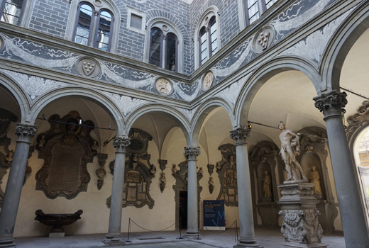 15세기 유행했던 도시형 궁전(팔라초) 스타일의 전형이 된 메디치 리카르디 궁. 1층 입구에 들어서면 기둥으로 둘러싸인 중정이 있다.