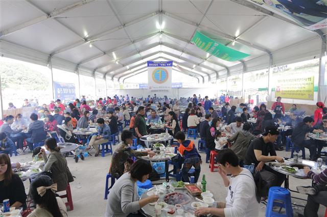 초대형 셀프식당에서 횡성한우를 구어 먹는 관광객들.