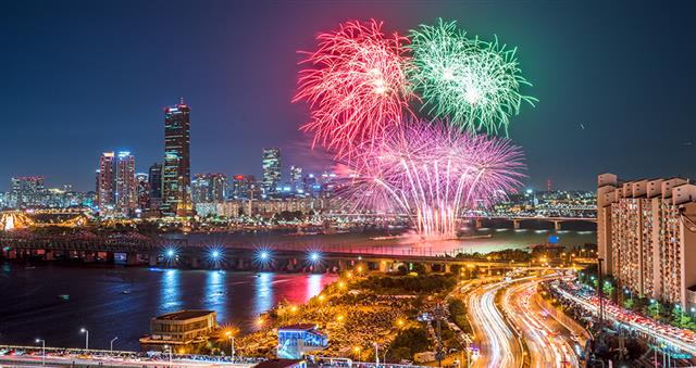 지난해 열린 서울세계불꽃축제의 광경. 한화그룹 제공