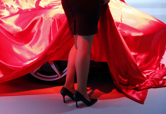 29일(현지시간) 프랑스 파리에서 열린 ‘파리 모토쇼(Paris Auto Show)’ 프레스 데이에서 한 여성 진행원이 신형 페라리 아페르타(Ferrari Aperta)의 커버를 벗기고 있다. 파리 모토쇼는 10월 1일부터 16일까지 진행된다. AP 연합뉴스