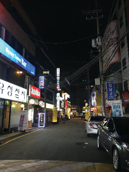 김영란법 시행 첫날인 지난 28일 오후 11시 서울 서초동 법조타운 거리가 텅텅 비어 있다.
