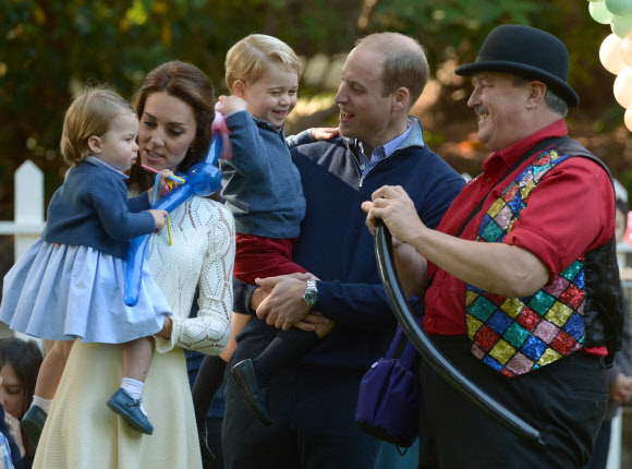 캐나다서 티파티 즐기는 英왕세손 가족