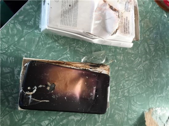 아이폰7 배터리 폭발 제보 사진.