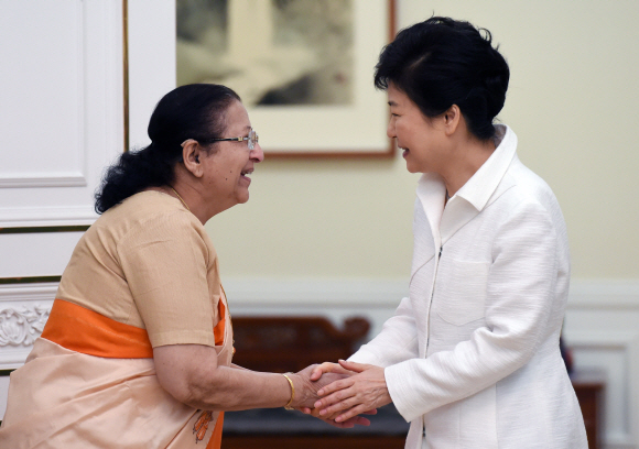 박근혜 대통령이 30일 청와대를 방문한 수미트라 마하잔 인도 하원의장과 인사하고 있다. 안주영 기자 jya@seoul.co.kr