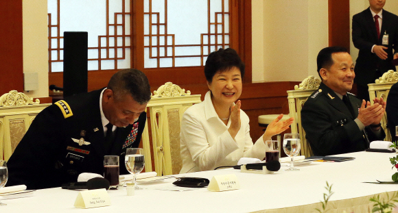 박근혜 대통령이 30일 오전 청와대에서 열린 주한미군 장성과의 오찬에서 빈센트 브룩스  주한미군사령관(맨 왼쪽)이 인사말을 끝내고 인사를 하자 박수를 치고 있다. 안주영 기자 jya@seoul.co.kr