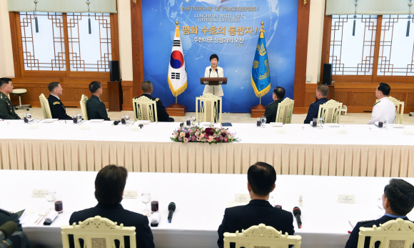 박근혜 대통령이 30일 청와대에서 주한미군 장성들과 오찬을 하기에 앞서 인사말을 하고 있다. 안주영 기자 jya@seoul.co.kr