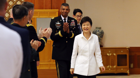 박근혜 대통령이 30일 오전 청와대에서 열린 주한미군 장성과의 오찬에 참석하고 있다. 뒷쪽에서 박수치는 이가 빈센트 브룩스  주한미군사령관.  안주영 기자 jya@seoul.co.kr