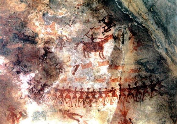 인도 뉴델리에서 남동쪽으로 800㎞ 떨어진 반다 지방에서 발견된 동굴벽화. 4만년 전 수렵채집기의 것으로 추정되는 벽화로, 흰색 사암 위에 그려진 사냥 장면이 생생하다.  서울신문 DB