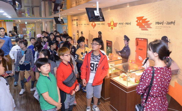 지난 22일 서울 중구 포스트타워 우표박물관에서 초등학생들이 우표 전시물에 대해 설명을 듣고 있다.  최해국 선임기자 seaworld@seoul.co.kr