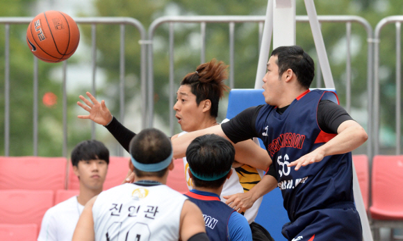 1일 오전 서울 중구 서울신문사 앞 서울마당에서 열린 연예인 농구대회에 참가한 아띠 팀에 서지석 선수가 볼을 다투고 있다. 도준석 기자 pado@seoul.co.kr