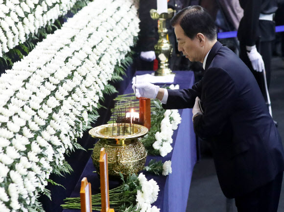 분향 하는 한민구 국방부 장관