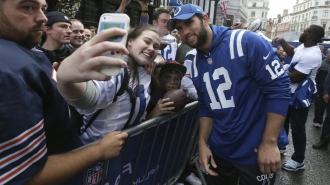 한 여성 팬이 2일 미국프로풋볼(NFL) 인디애나폴리스 콜츠의 쿼터백 앤드루 럭과 기념촬영을 하며 즐거워하고 있다. 런던 AP 연합뉴스