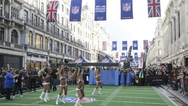 비가 내리는 런던 도심에서 NFL 팬 행사가 열려 치어리더 공연이 펼쳐지고 있다. 런던 AP 연합뉴스