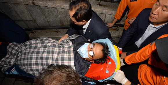 단식중단을 결정한 이정현 새누리당 대표가 2일 오후 단식을 끝내고 당대표실을 나와 병원으로 이송되고 있다. 이종원 선임기자 jongwon@seoul.co.kr