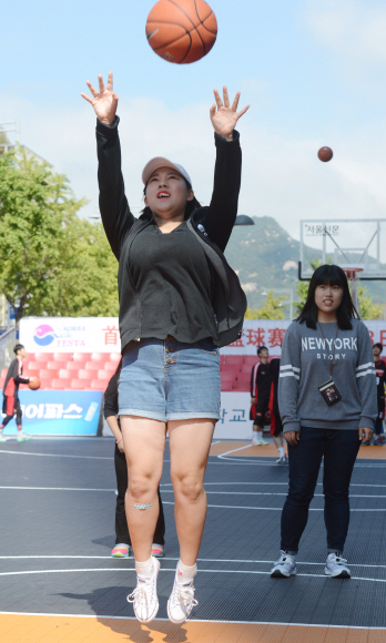 [서울포토] 자유투 경연에 참가한 시민…서울마당 연예인 농구대회