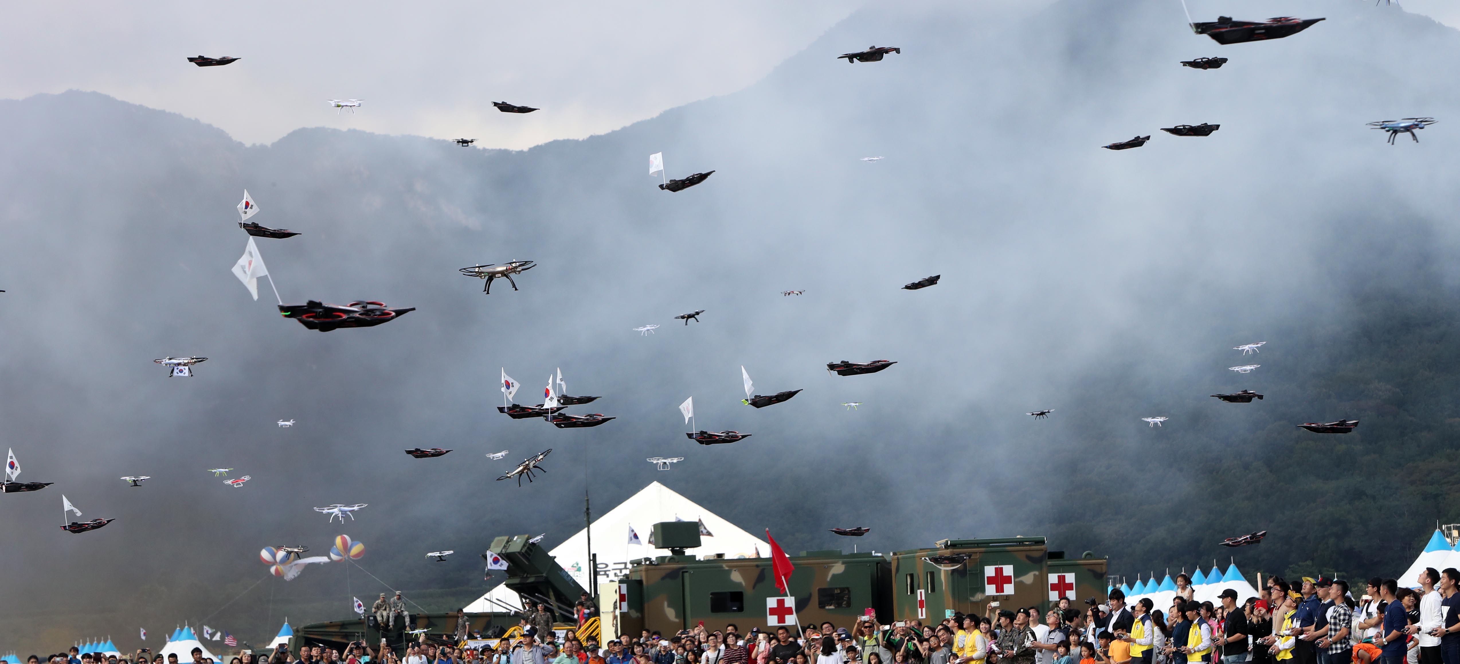 계룡대 상공 덮은 드론 300대