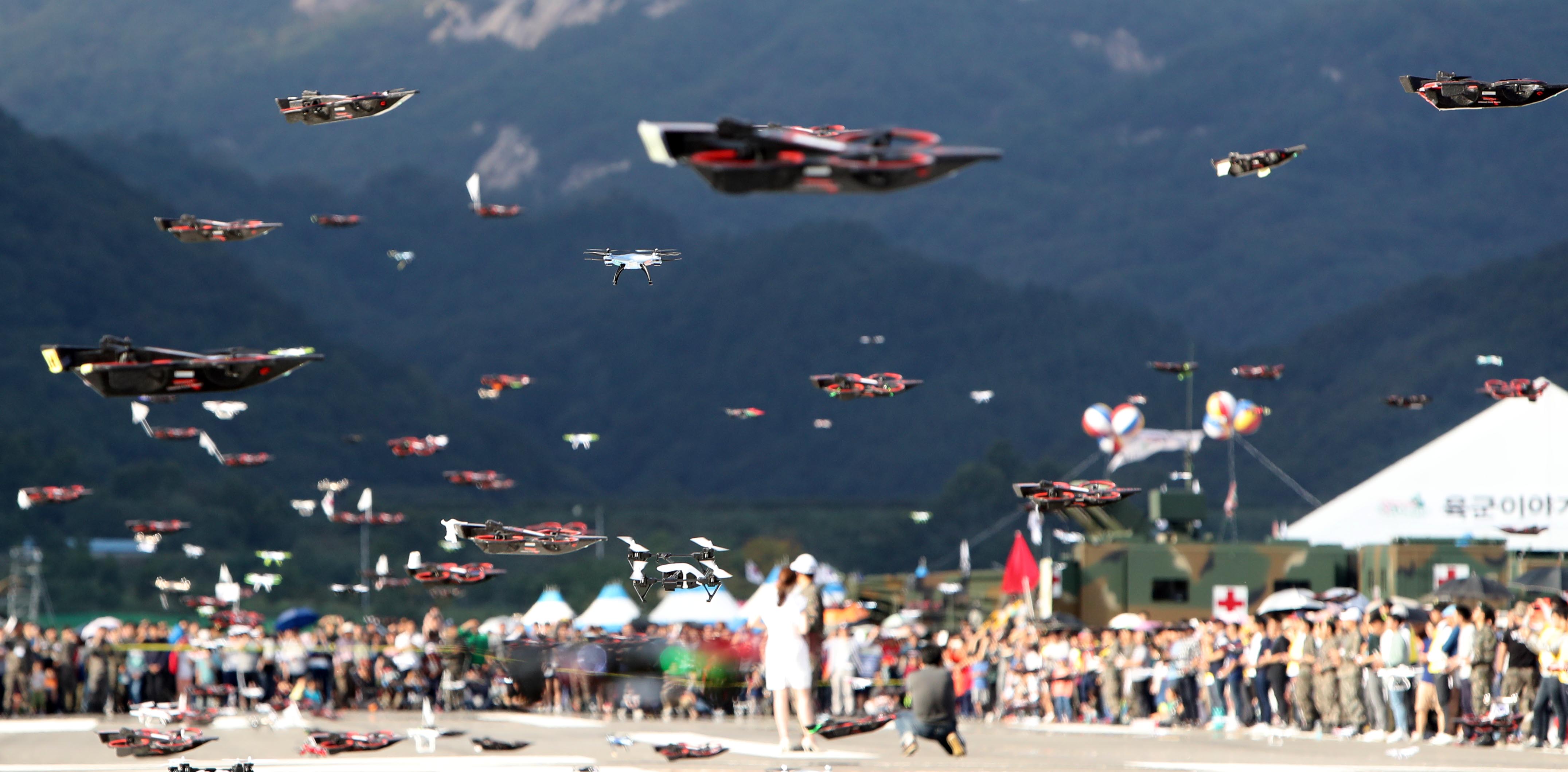 계룡대 상공 덮은 드론 300대