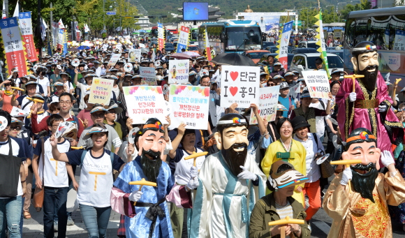 “홍익인간 정신 이어요” 개천절 축하 대행진 